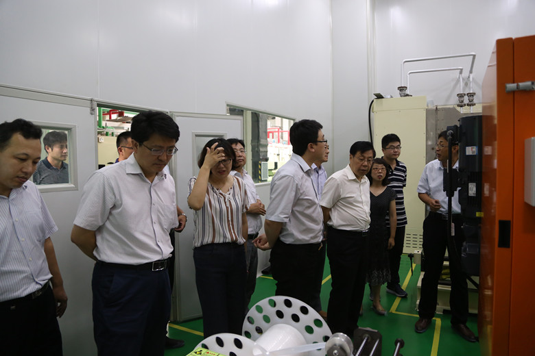 青島市發(fā)改委李希琨副主任一行到青島藍(lán)科途參觀調(diào)研 青島市發(fā)改委李希琨副主任一行到青島藍(lán)科途參觀調(diào)研