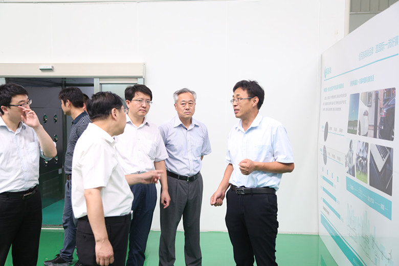 青島市發(fā)改委李希琨副主任一行到青島藍(lán)科途參觀調(diào)研 青島市發(fā)改委李希琨副主任一行到青島藍(lán)科途參觀調(diào)研
