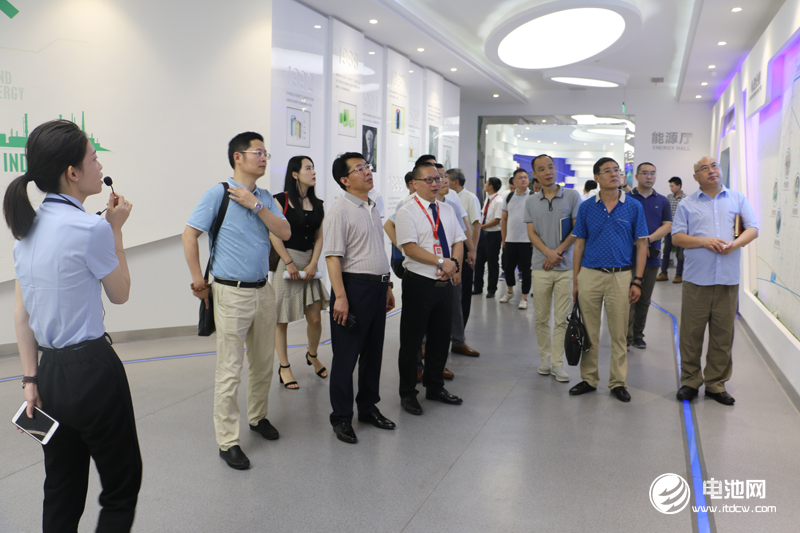中國鋰電新能源產(chǎn)業(yè)鏈調(diào)研團(tuán)一行參觀天能集團(tuán)