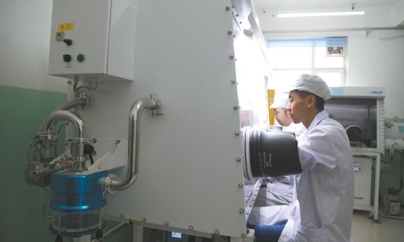 工作人員檢測電池性能