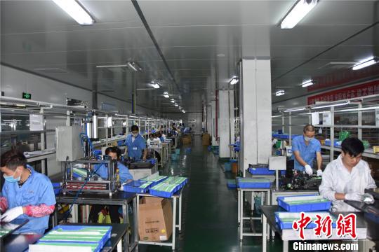 金海湖新區(qū)貴航新能源鋰電池項目生產(chǎn)車間。畢節(jié)市投資促進局供圖 金海湖新區(qū)貴航新能源鋰電池項目生產(chǎn)車間。畢節(jié)市投資促進局供圖