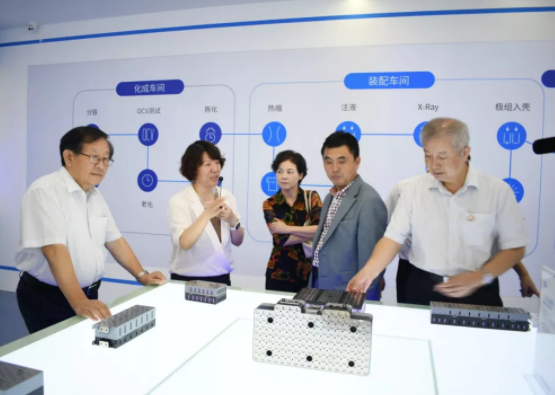 比克電池董事長李向前先生、總工程師駱兆軍博士陪同講解 比克電池董事長李向前先生、總工程師駱兆軍博士陪同講解