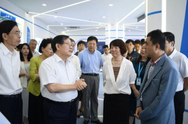 比克電池董事長李向前先生、總工程師駱兆軍博士陪同講解 比克電池董事長李向前先生、總工程師駱兆軍博士陪同講解