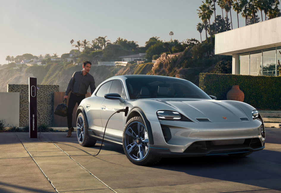 搭載保時捷 E 驅高效動力的新一代跑車