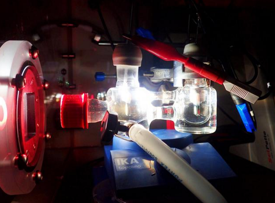 圖中是雙電極裝置實驗，展示了使用模擬太陽光照射的光電化學電池