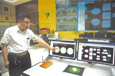 智能化工程管理，每臺機器的生產情況都如實地反應在顯示屏上。