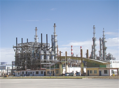 藍天下現代化的廠房鱗次櫛比。