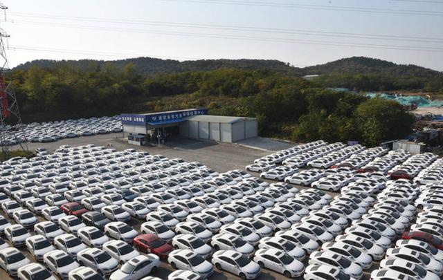 南京近千輛租賃車空置，滴滴、美團現身“網約車墳場”