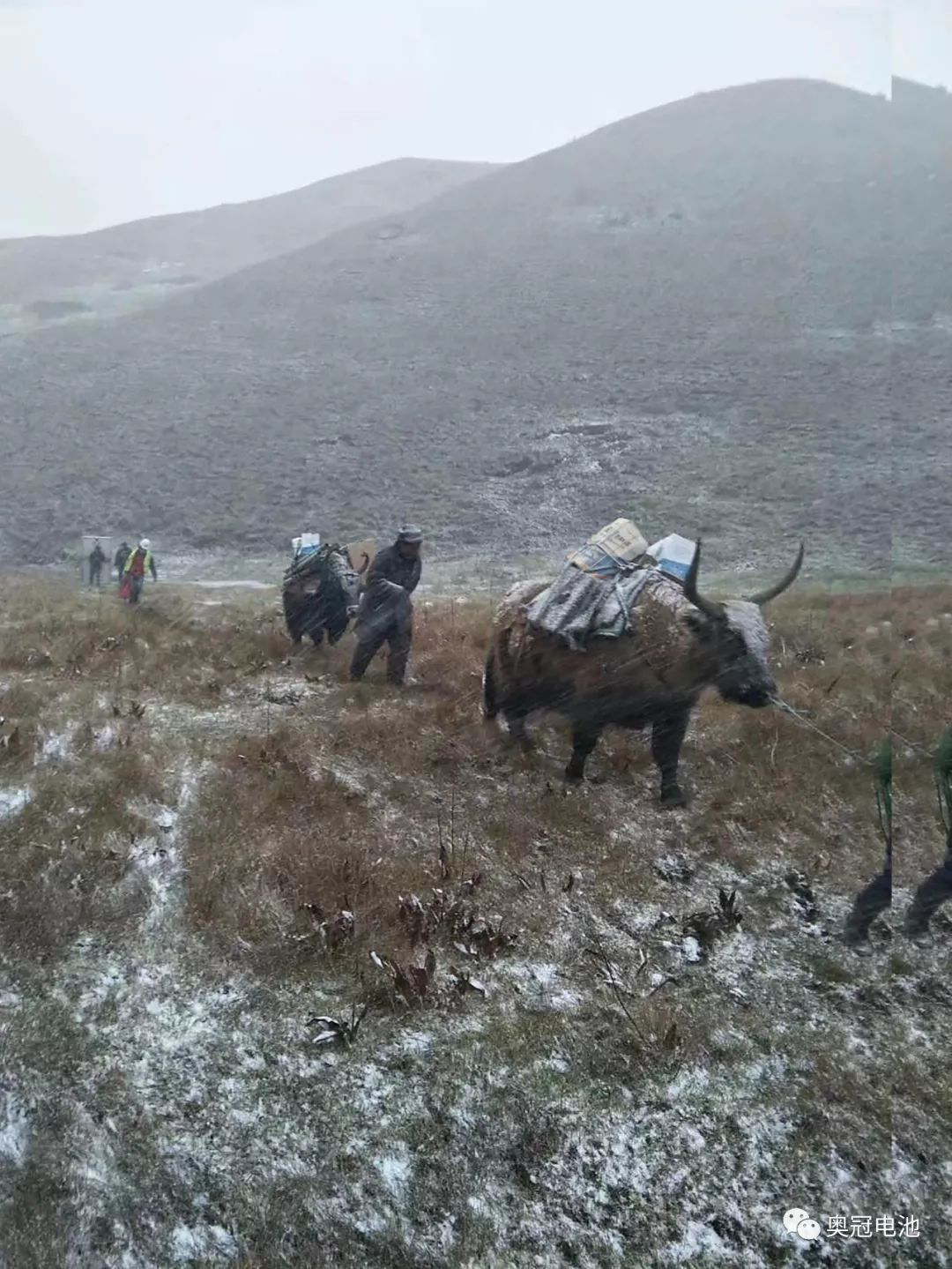奧冠電池為洛爾達(dá)鄉(xiāng)貧困山區(qū)送去寒冬里的光明和溫暖