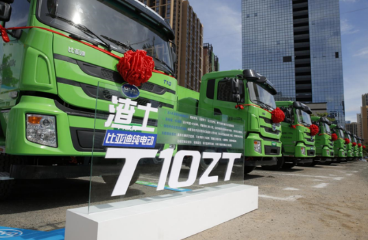 全球首批比亞迪純電動智能泥頭車開啟規(guī)?；痉哆\(yùn)營