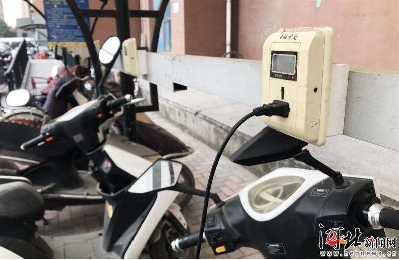 電動(dòng)自行車在充電 電動(dòng)自行車在充電