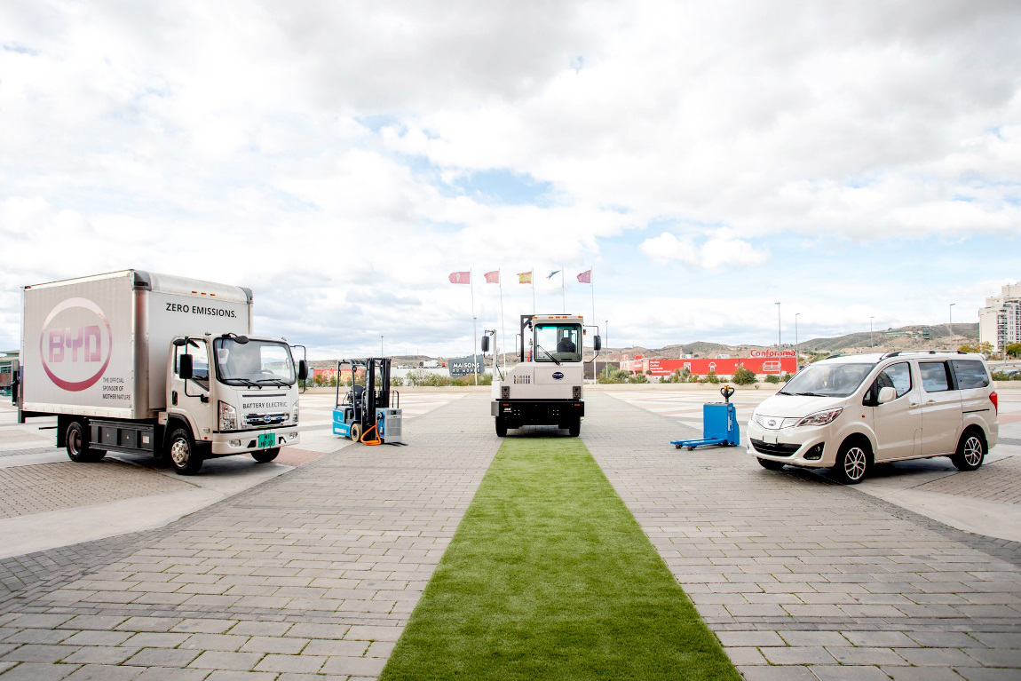 比亞迪多款車型亮相西班牙，包括：T6輕卡、平衡重式叉車、Q1M牽引車、托盤車、T3小型廂式貨車