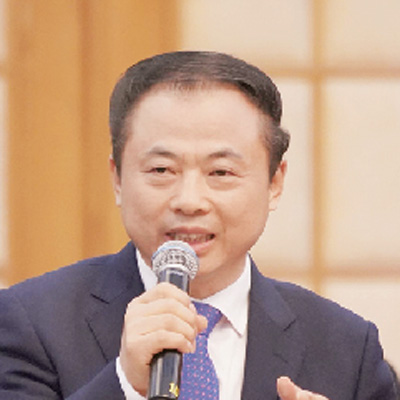 中國能源報(bào)：目前，國內(nèi)的鋰電池回收利用市場處于怎樣的發(fā)展水平？ 張?zhí)烊危?018—2020年，全國累計(jì)報(bào)廢動力電池將達(dá)到12—20萬噸，2025年可能達(dá)到35萬噸。但目前，新能源動力鋰電池的再生循環(huán)利用還是一個新興領(lǐng)域，整體還處于起步階段。 中國能源報(bào)：處于起步階段的市場主要面臨哪些問題？ 張?zhí)烊危菏紫龋厥阵w系還不健全。汽車生產(chǎn)企業(yè)、電池制造企業(yè)、回收企業(yè)、再生利用企業(yè)之間還沒有建立有效的合作機(jī)制，權(quán)責(zé)不夠清晰；在落實(shí)生產(chǎn)者責(zé)任延伸制度方面，還需要進(jìn)一步細(xì)化完善相關(guān)法律支撐。其次，再生技術(shù)還不夠成熟。在拆解環(huán)節(jié)，由于電池結(jié)構(gòu)、材料體系、封裝規(guī)格、電池余能等都沒有統(tǒng)一標(biāo)準(zhǔn)，拆解難度很大，自動化水平也偏低，成本很難降下來；在冶煉環(huán)節(jié)，有價(jià)金屬高效提取的技術(shù)也不夠成熟，經(jīng)濟(jì)效益不明顯，甚至出現(xiàn)再生材料的收益低于回收處置成本，成本倒掛，制約了企業(yè)的科研投入。最后是激勵機(jī)制不夠有力。鋰電池再生利用處于市場培育階段，需要有力的財(cái)稅政策予以引導(dǎo)扶持。 中國能源報(bào)：如果這些問題不能有效解決，報(bào)廢鋰電池回收利用不規(guī)范，會帶來哪些問題？ 張?zhí)烊危簣?bào)廢鋰電池如果處理不當(dāng)，隨意丟棄，會對生態(tài)環(huán)境造成很大危害，例如正極材料中的鈷、鎳等重金屬元素，電解液中的有機(jī)物，負(fù)極中的碳材料等，都會對水體和土壤造成嚴(yán)重污染，特別是重金屬一旦滲入土壤，數(shù)十年都難以恢復(fù)。 此外，我國的鋰資源現(xiàn)在還嚴(yán)重依賴進(jìn)口，對外依存度超過85%。“中國需求”還推動了電池級碳酸鋰價(jià)格的從2015年初的不到5萬元/噸上漲到2017年底的18萬元/噸。報(bào)廢動力鋰電池是寶貴資源，將其中的鋰、鈷、鎳等有價(jià)金屬回收再生利用，能夠有效降低對外依存度。 中國能源報(bào)：對此，您有哪些建議？ 張?zhí)烊危菏紫龋涌熘朴啒?biāo)準(zhǔn)。其中包括管理標(biāo)準(zhǔn)、技術(shù)標(biāo)準(zhǔn)和評價(jià)標(biāo)準(zhǔn)，如Pack系統(tǒng)拆解的現(xiàn)場工藝規(guī)范，電池余量的檢測標(biāo)準(zhǔn)等。可以鼓勵具有產(chǎn)業(yè)優(yōu)勢的地方編制新能源鋰電池監(jiān)管、回收、循環(huán)利用的規(guī)劃和實(shí)施方案，先行先試，探索出更符合產(chǎn)業(yè)實(shí)際、更具可操作性的國家層面的實(shí)施方案。 同時(shí)，完善財(cái)政扶持。加快研究制定財(cái)稅優(yōu)惠、產(chǎn)業(yè)基金、積分管理等政策，還要統(tǒng)籌現(xiàn)有的資金專項(xiàng)，對回收體系的建設(shè)和再生冶煉的科技攻關(guān)等給予資金補(bǔ)貼；還可以確定一批標(biāo)桿企業(yè)和示范項(xiàng)目，優(yōu)先推薦其申報(bào)綠色制造、節(jié)能環(huán)保等專項(xiàng)資金。 此外，要組織聯(lián)合攻關(guān)，突破關(guān)鍵的共性問題。建議國家通過政策引導(dǎo)和市場化手段相結(jié)合的方式，組織產(chǎn)學(xué)研聯(lián)合攻關(guān)，不斷提高工藝裝備水平、金屬提煉技術(shù)、節(jié)能降耗水平。 最后，要合理布局，避免產(chǎn)能過剩。以“分散回收、集中處置”為原則，鼓勵電池生產(chǎn)企業(yè)、整車制造企業(yè)、回收處置企業(yè)建立產(chǎn)業(yè)聯(lián)盟，完善回收體系，創(chuàng)新商業(yè)模式；鼓勵具有產(chǎn)能和技術(shù)優(yōu)勢的鋰電池制造企業(yè)建設(shè)再生循環(huán)項(xiàng)目，拓展產(chǎn)業(yè)鏈；加強(qiáng)規(guī)劃，合理布局，避免再生循環(huán)項(xiàng)目“一哄而上”造成產(chǎn)能過剩、資源浪費(fèi)。