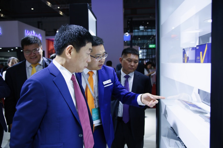 長城控股集團董事長魏建軍親臨蜂巢展臺