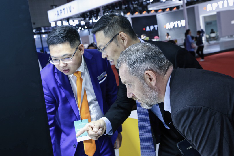 行業人士參觀蜂巢能源展臺