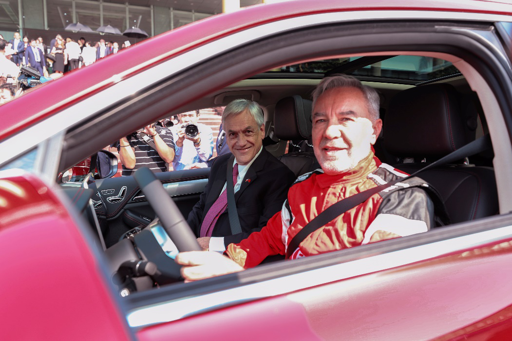 智利“國寶級”賽車手艾利索向總統介紹比亞迪唐EV600 智利“國寶級”賽車手艾利索向總統介紹比亞迪唐EV600