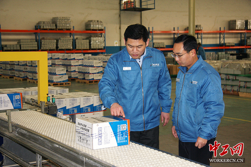 孟祥輝指導(dǎo)生產(chǎn)流水線 孟祥輝指導(dǎo)生產(chǎn)流水線