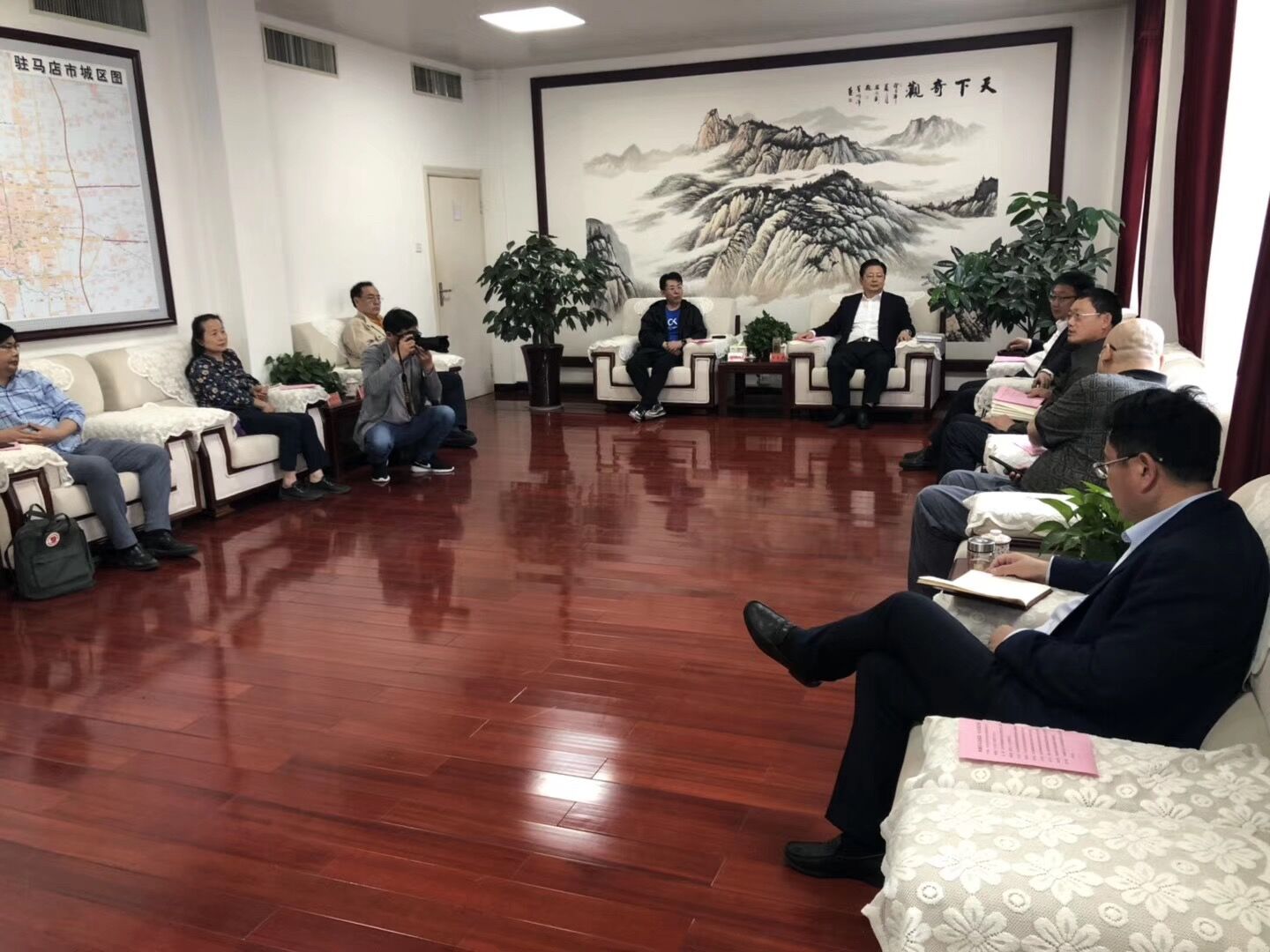 朱是西會見中關村新型電池技術創新聯盟秘書長于清教一行 朱是西會見中關村新型電池技術創新聯盟秘書長于清教一行