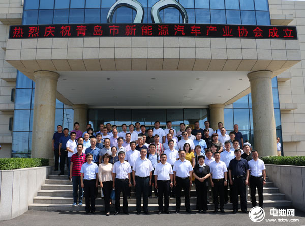 青島市新能源汽車產業協會成立大會與會嘉賓合影留念 青島市新能源汽車產業協會成立大會與會嘉賓合影留念