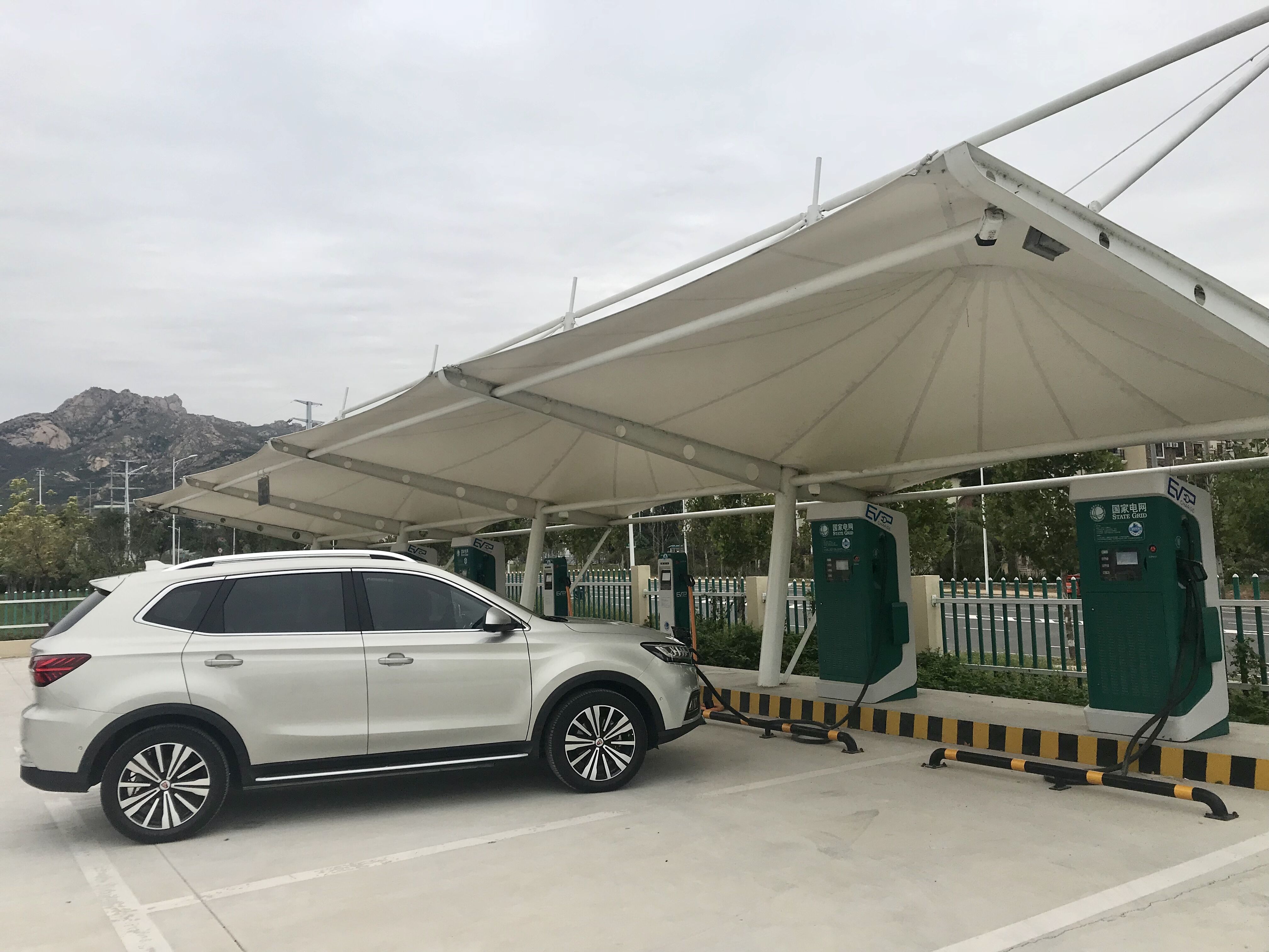 上汽榮威ERX5純電動SUV在國網(wǎng)山東青島靈山衛(wèi)充電場充電中