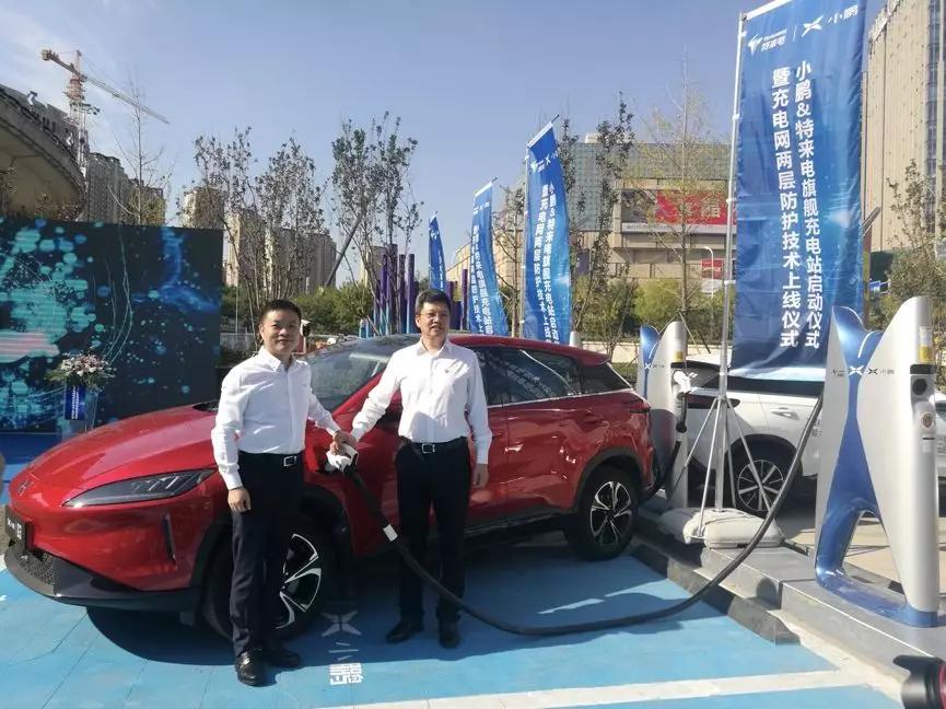左：小鵬汽車董事長兼CEO何小鵬 右：特來電新能源有限公司董事長于德翔