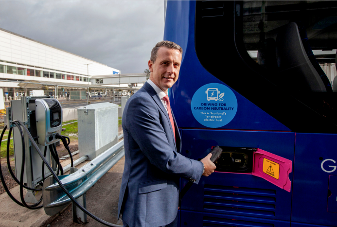 格拉斯哥機場總經理馬克?約翰斯頓（Mark Johnston）在交付現場 圖片來源：企業供圖