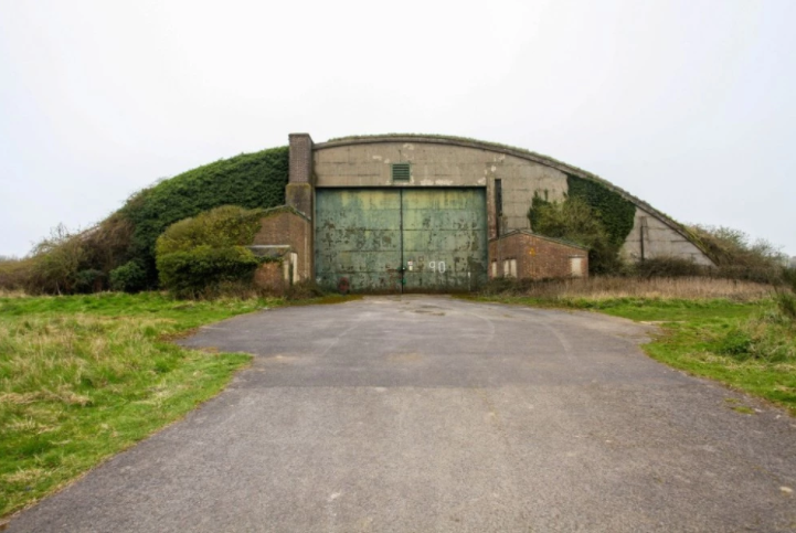 第二次世界大戰的紀念物（如機庫）仍然保留在前皇家空軍基地中，戴森公司在那里研發其電動汽車原型