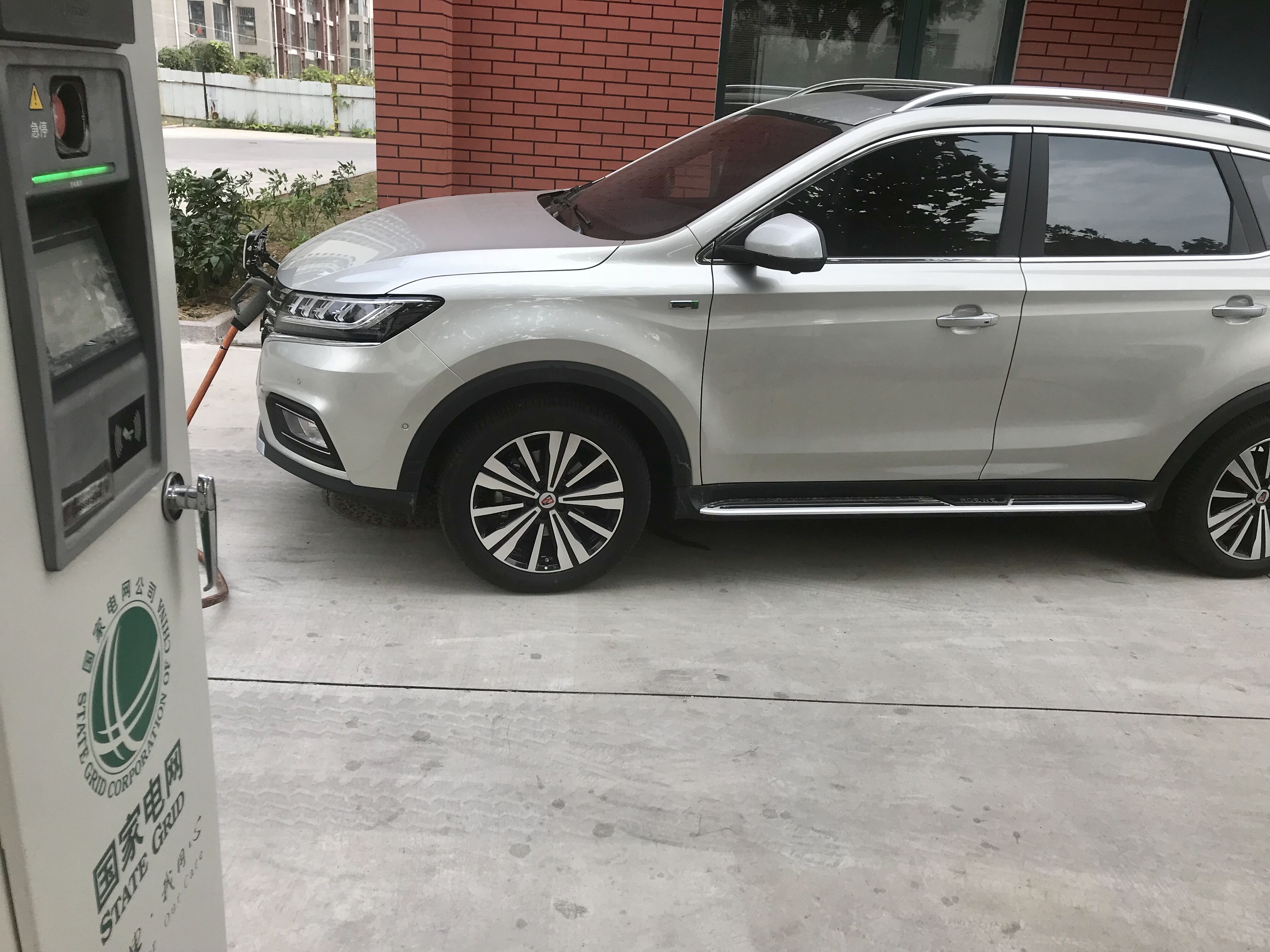 上汽榮威ERX5 純電動SUV在國家電網充電樁充電