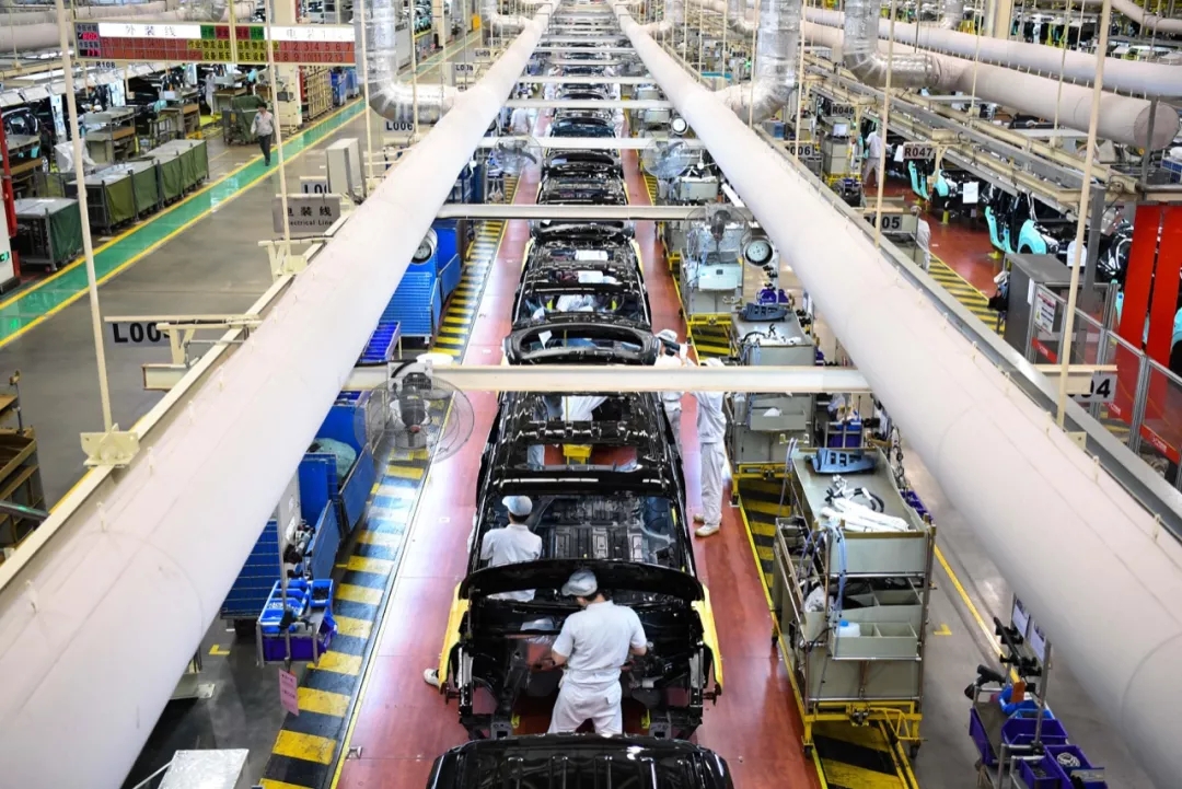 工作人員在汽車生產線上作業 工作人員在汽車生產線上作業