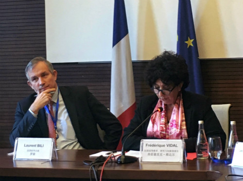 法國高等教育、研究與創新部部長弗雷德里克·維達爾（右）