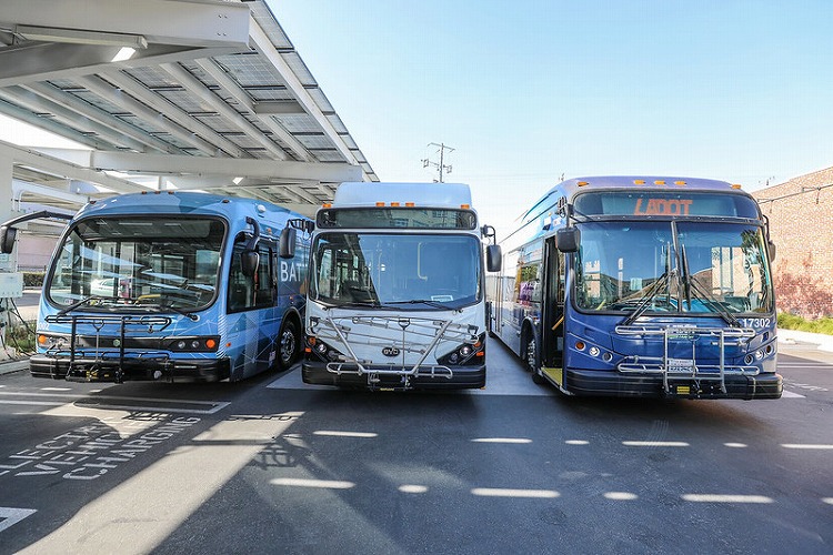 “2028年零排放指南”發(fā)布會(huì)現(xiàn)場(chǎng)展示了部分參與合作的電動(dòng)車輛