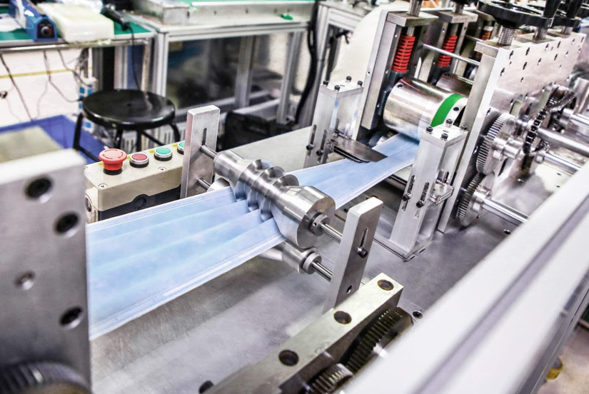 目前，比亞迪生產(chǎn)的口罩正在以每天30萬(wàn)到50萬(wàn)片的速度增加，每天5-10臺(tái)左右的新口罩機(jī)器能夠?qū)崿F(xiàn)量產(chǎn)