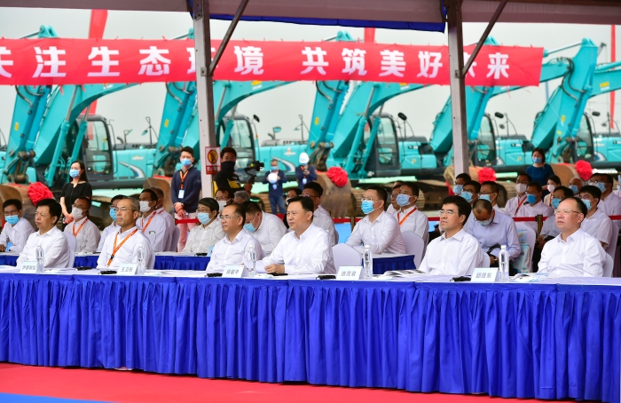 該項目的啟動，標志著中國一汽與豐田汽車新能源戰略全面落地，是一汽豐田堅持科技創新、實現轉型跨越式發展的實踐與努力成果。天津市委常委、濱海新區區委書記連茂君，天津市副市長王衛東，中國一汽董事長、黨委書記徐留平，中國一汽黨委常委、副總經理邱現東，豐田汽車公司執行董事、中國本部長上田達郎，以及一汽豐田總經理柴川早人，一汽豐田黨委書記、常務副總經理黃勇，新聞媒體及經銷商、建設者、一汽豐田員工代表等嘉賓分別通過現場出席和視頻出席的方式，共同見證了一汽豐田新能源分公司項目的正式啟動。    現場出席啟動儀式的領導和嘉賓