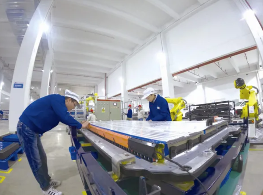 比亞迪動力電池生產基地車間內，工人正在進行刀片電池包最后組裝