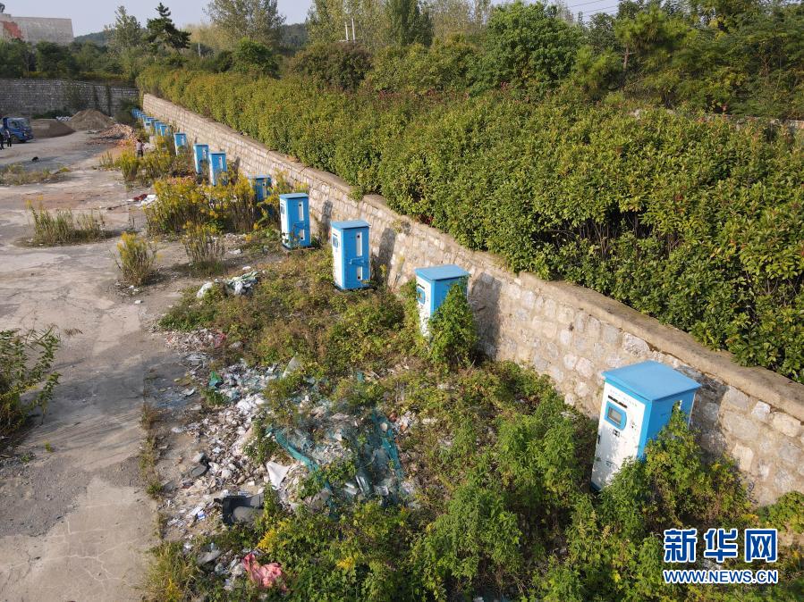 淮南市舜耕山風景區旁的一排充電樁，周邊雜草叢生（無人機照片）