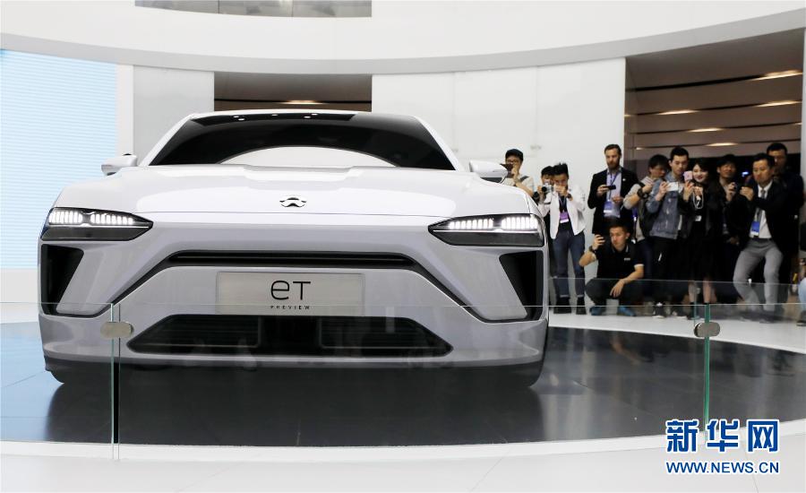 第18屆上海國際汽車工業展覽會上，人們在觀看蔚來汽車展出的純電動轎車產品系列eT預覽版。新華社記者 方喆 攝