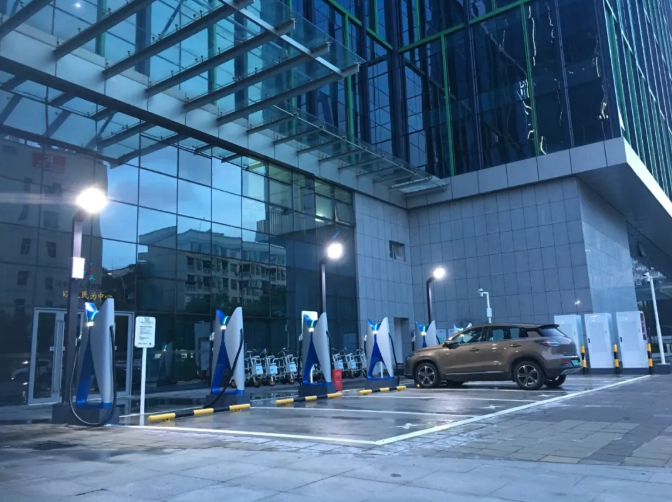 （日日順科技服務(wù)建設(shè)的公共充電場(chǎng)站）