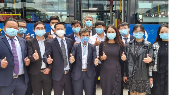 波哥大市長克勞迪婭·洛佩斯（一排左四）與比亞迪拉美區域總監張春相（一排右三）等嘉賓出席交付運營儀式