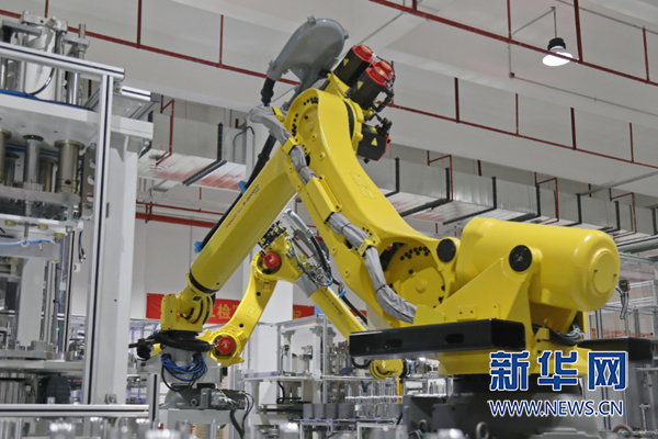廠區(qū)內(nèi)的機(jī)械臂。新華網(wǎng)發(fā)（郭思云 攝）