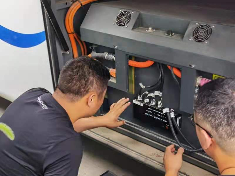 國軒售后人員對電池進行檢測