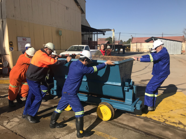 約64萬噸被強行拉走！出動軍警！鵬欣資源非洲礦堆遭強行侵占