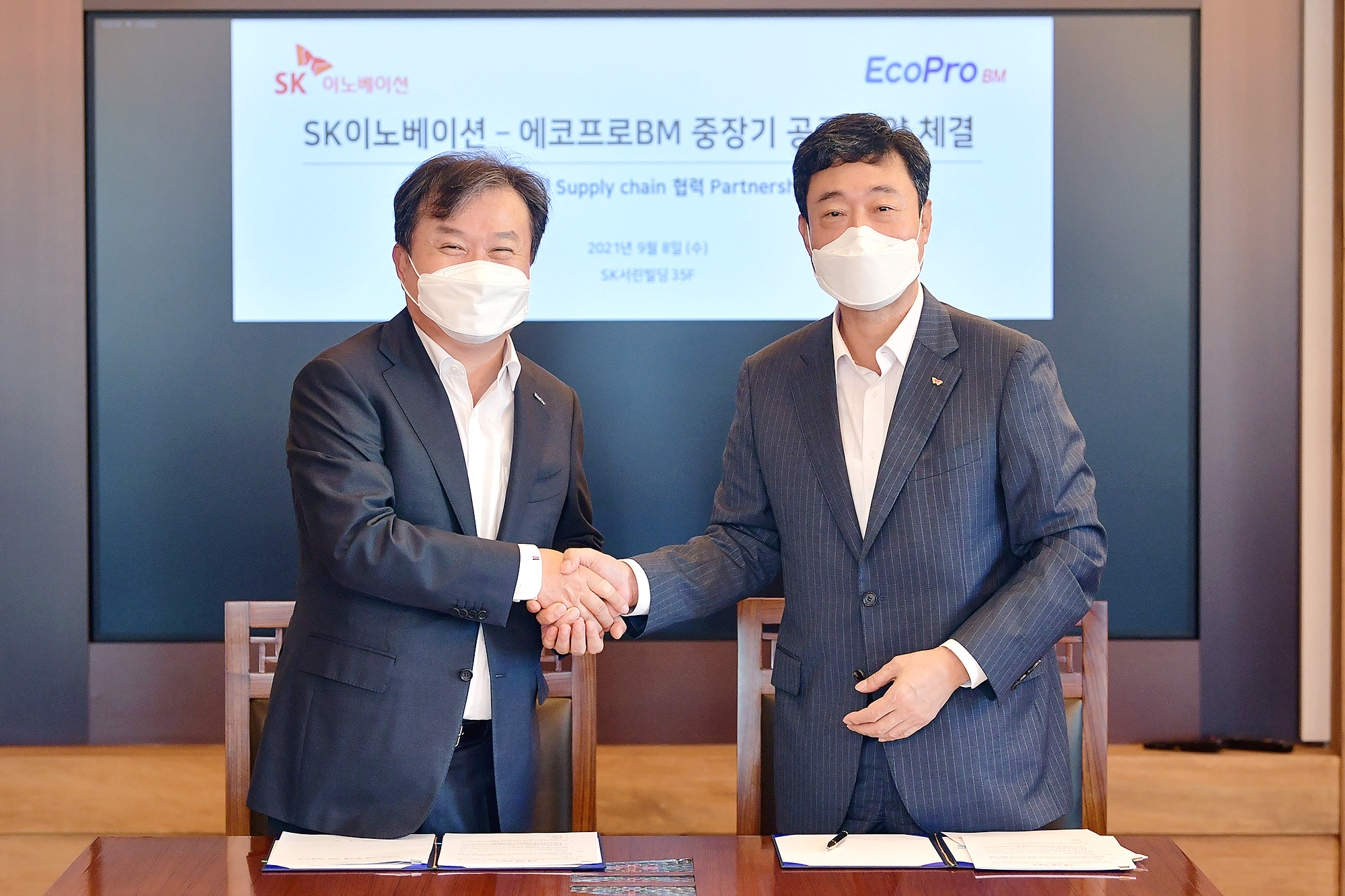圖/SK創(chuàng)新電池業(yè)務Jee Dong-seob和Ecopro董事長李東徹 圖/SK創(chuàng)新電池業(yè)務Jee Dong-seob和Ecopro董事長李東徹