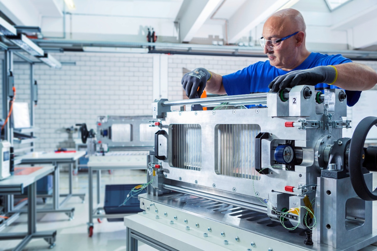 TOGG產線工作人員正在組裝孚能科技動力電池