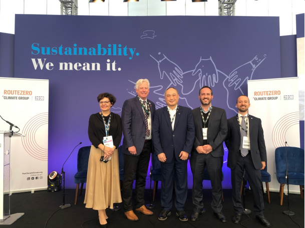 比亞迪歐洲有限責任公司商用車業(yè)務中心總經(jīng)理何一鵬（左三）參加由氣候組織舉辦的RouteZero圓桌論壇