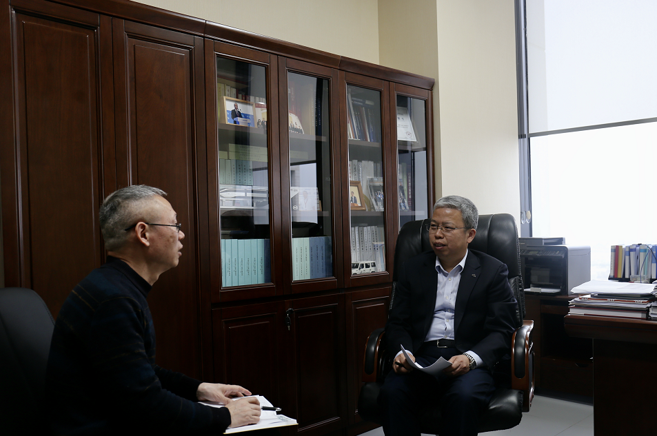 中國汽車工業(yè)協(xié)會副秘書長陳士華(右) 中國汽車工業(yè)協(xié)會副秘書長陳士華(右)