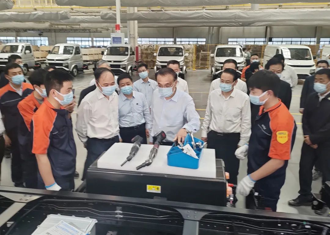 國務(wù)院總理李克強(qiáng)考察吉利新能源商用車上饒低碳數(shù)智工廠