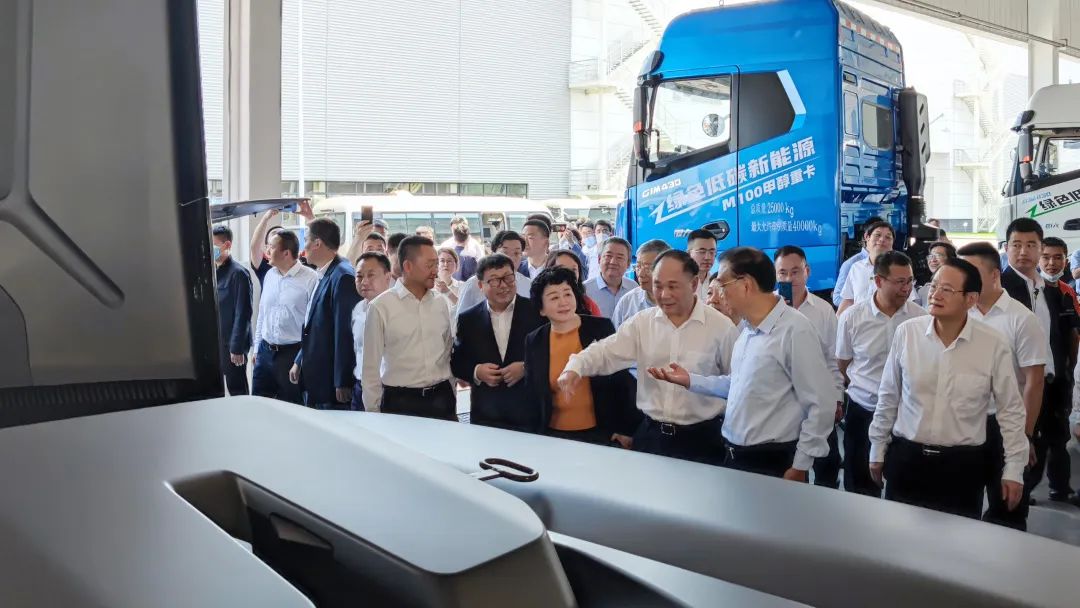 國務(wù)院總理李克強(qiáng)考察吉利新能源商用車上饒低碳數(shù)智工廠