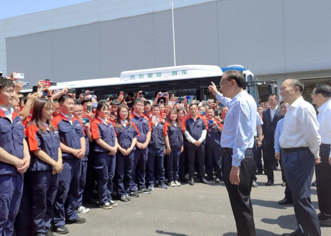 國務(wù)院總理李克強(qiáng)考察吉利新能源商用車上饒低碳數(shù)智工廠