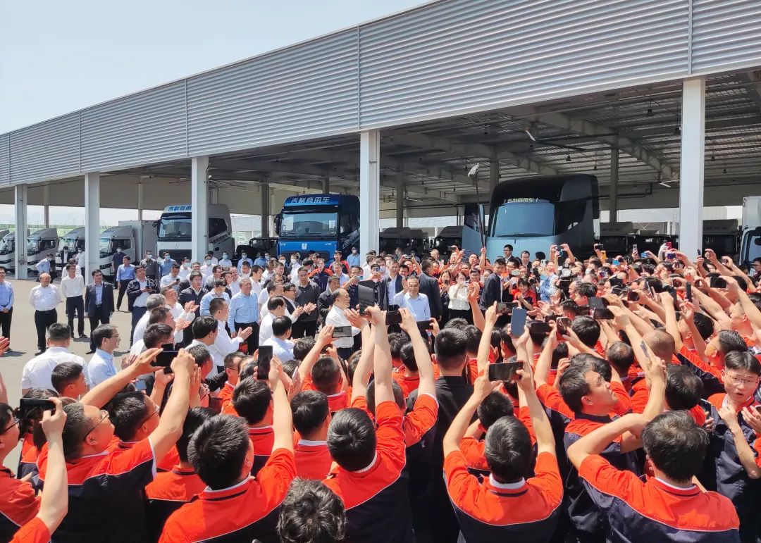 國務(wù)院總理李克強(qiáng)考察吉利新能源商用車上饒低碳數(shù)智工廠