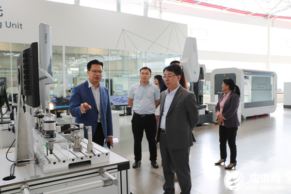 中關(guān)村新型電池技術(shù)創(chuàng)新聯(lián)盟秘書長(zhǎng)于清教一行參觀考察海克斯康制造智能